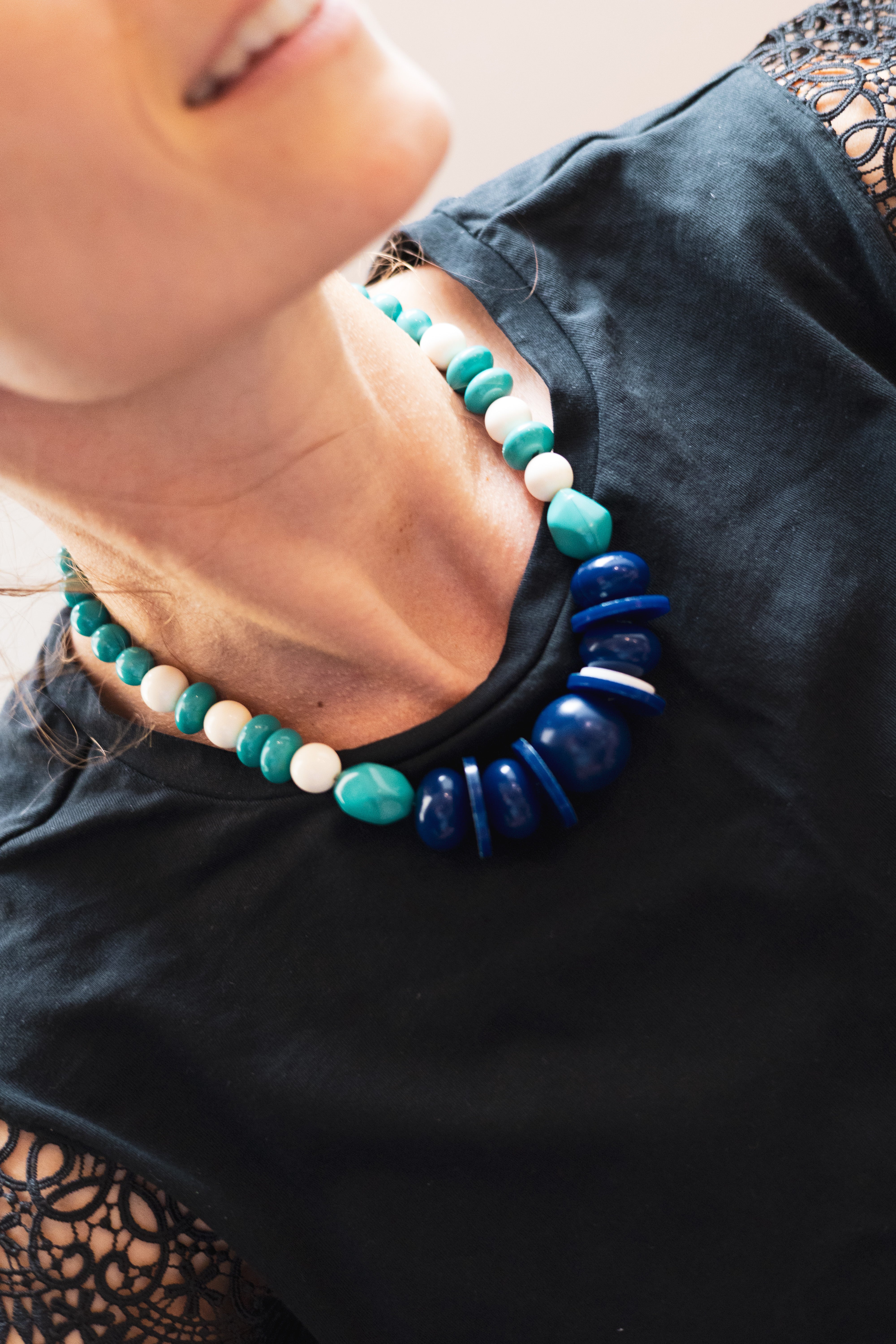 Collier upcyclé en perles Océan graphique