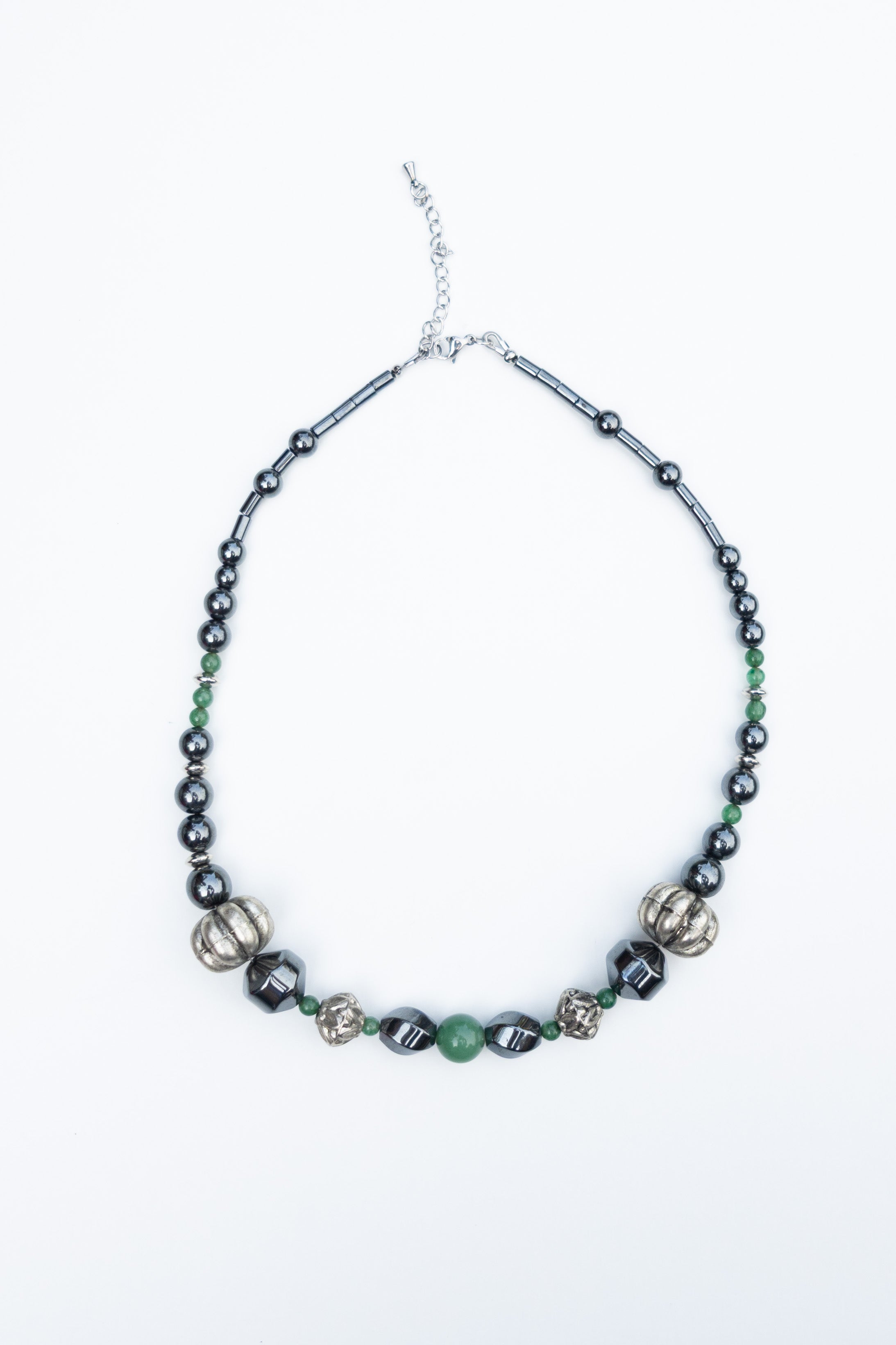 Collier upcyclé en perles Forêt magnétique