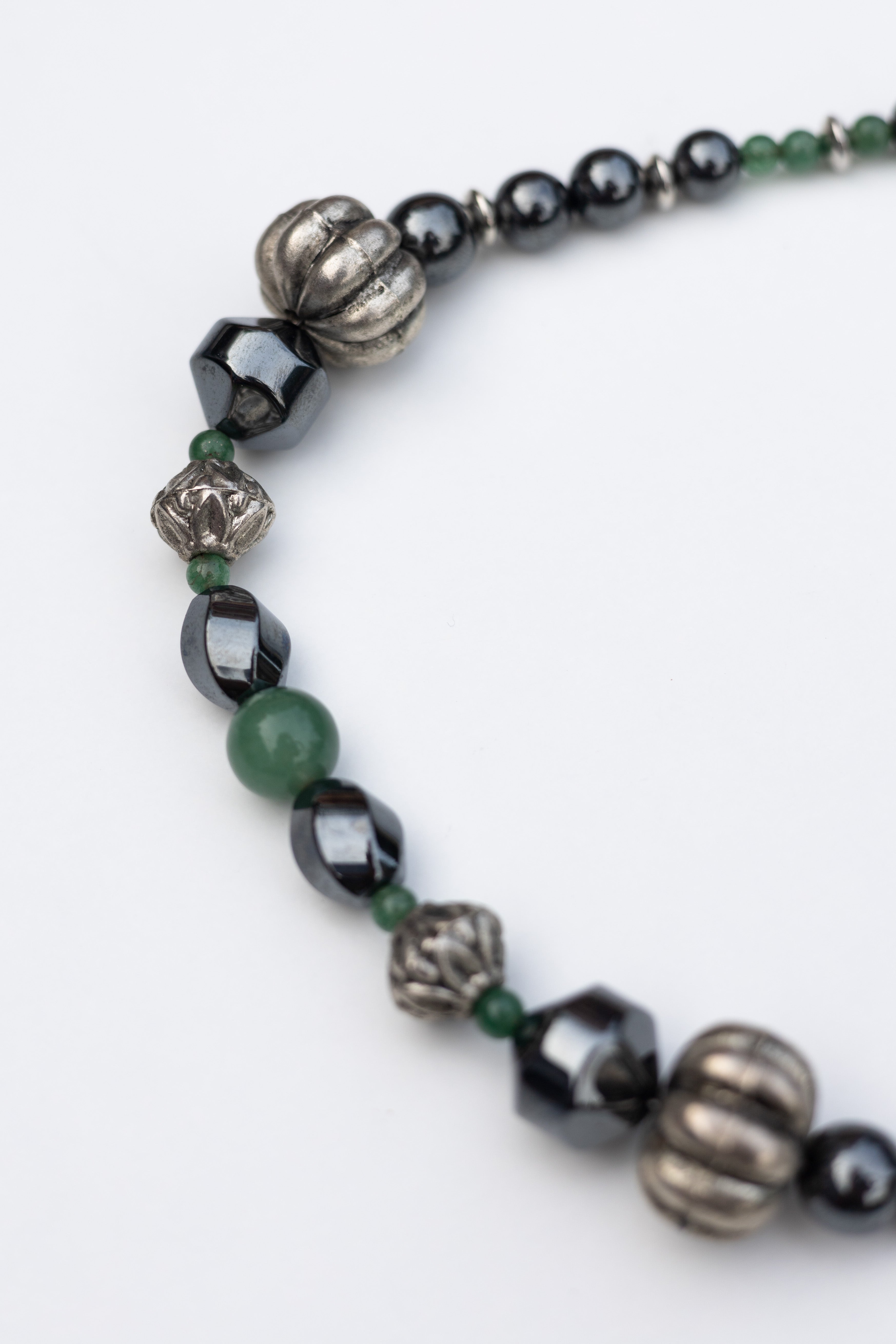 Collier upcyclé en perles Forêt magnétique