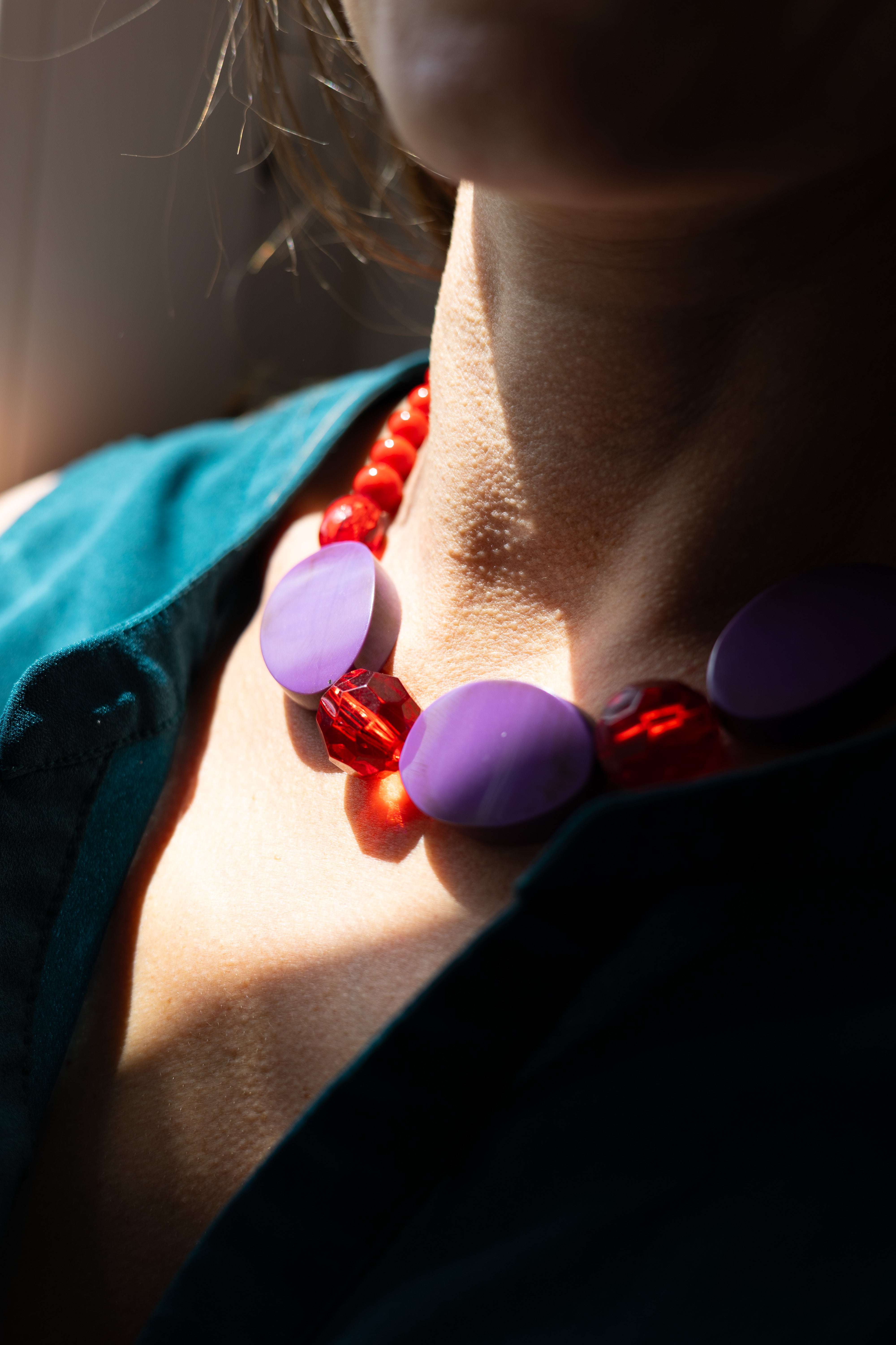 Collier upcyclé en perles Framboise Électrique