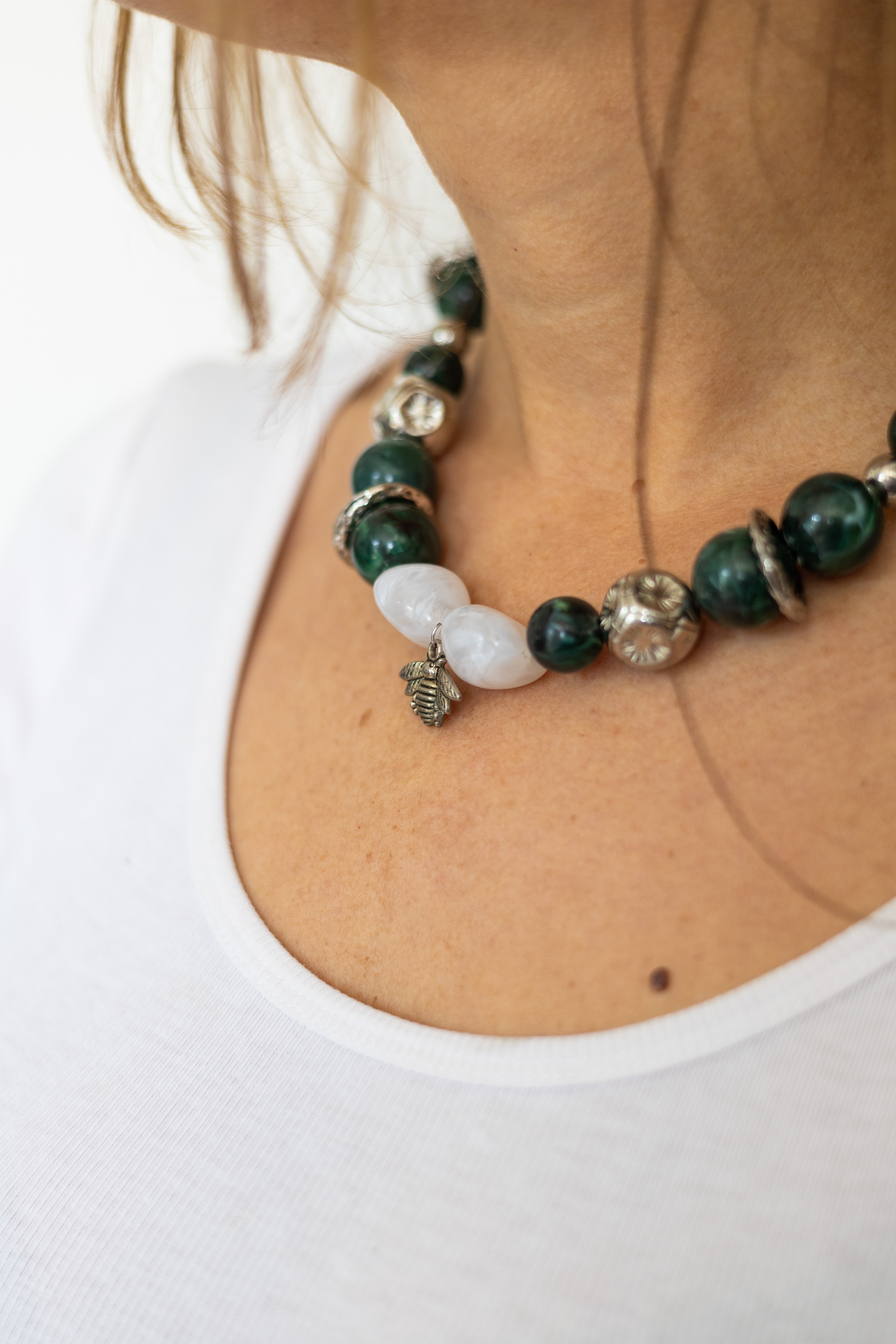 Collier upcyclé en perles Ruche sacrée
