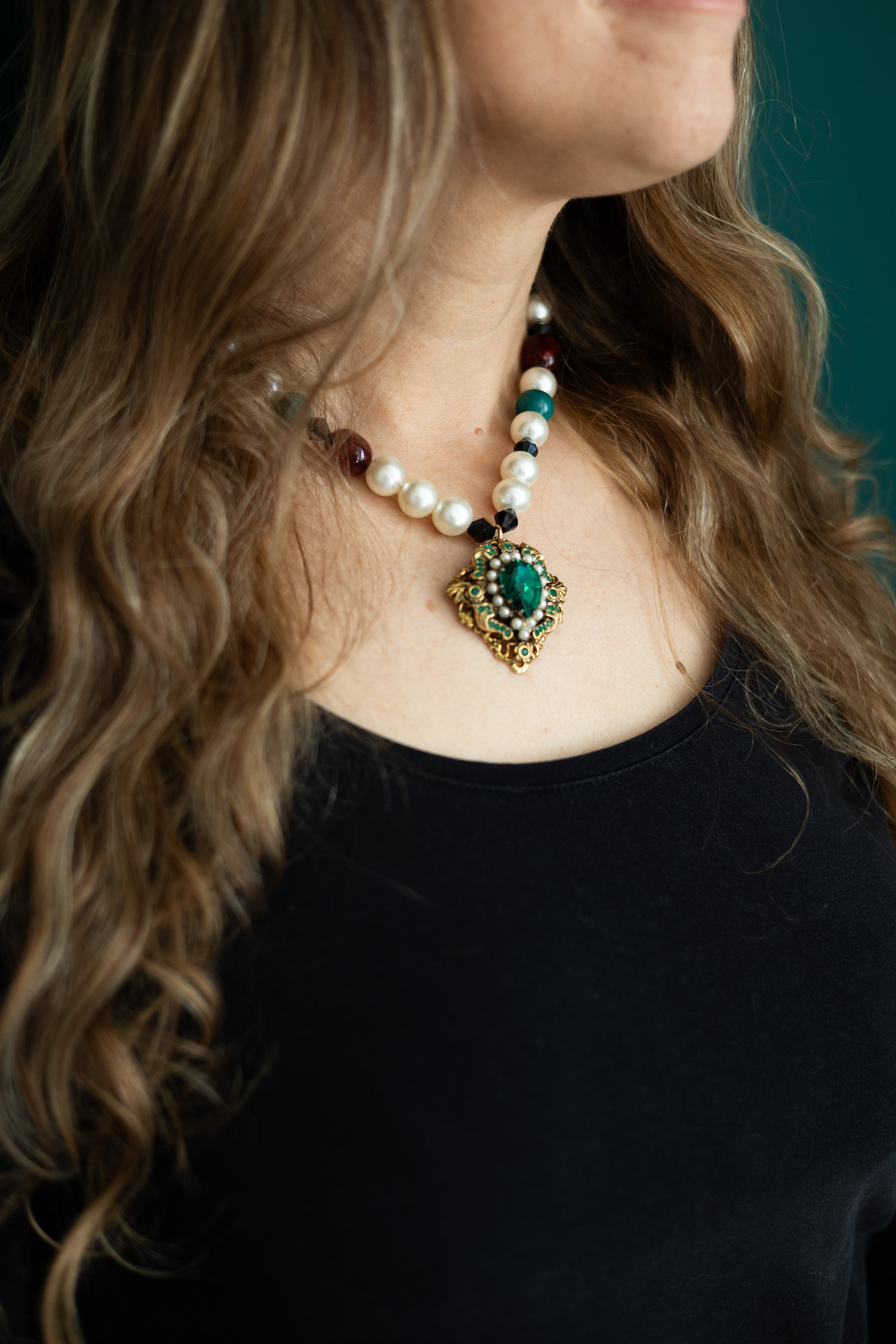Collier upcyclé en perles Reine d’Émeraude