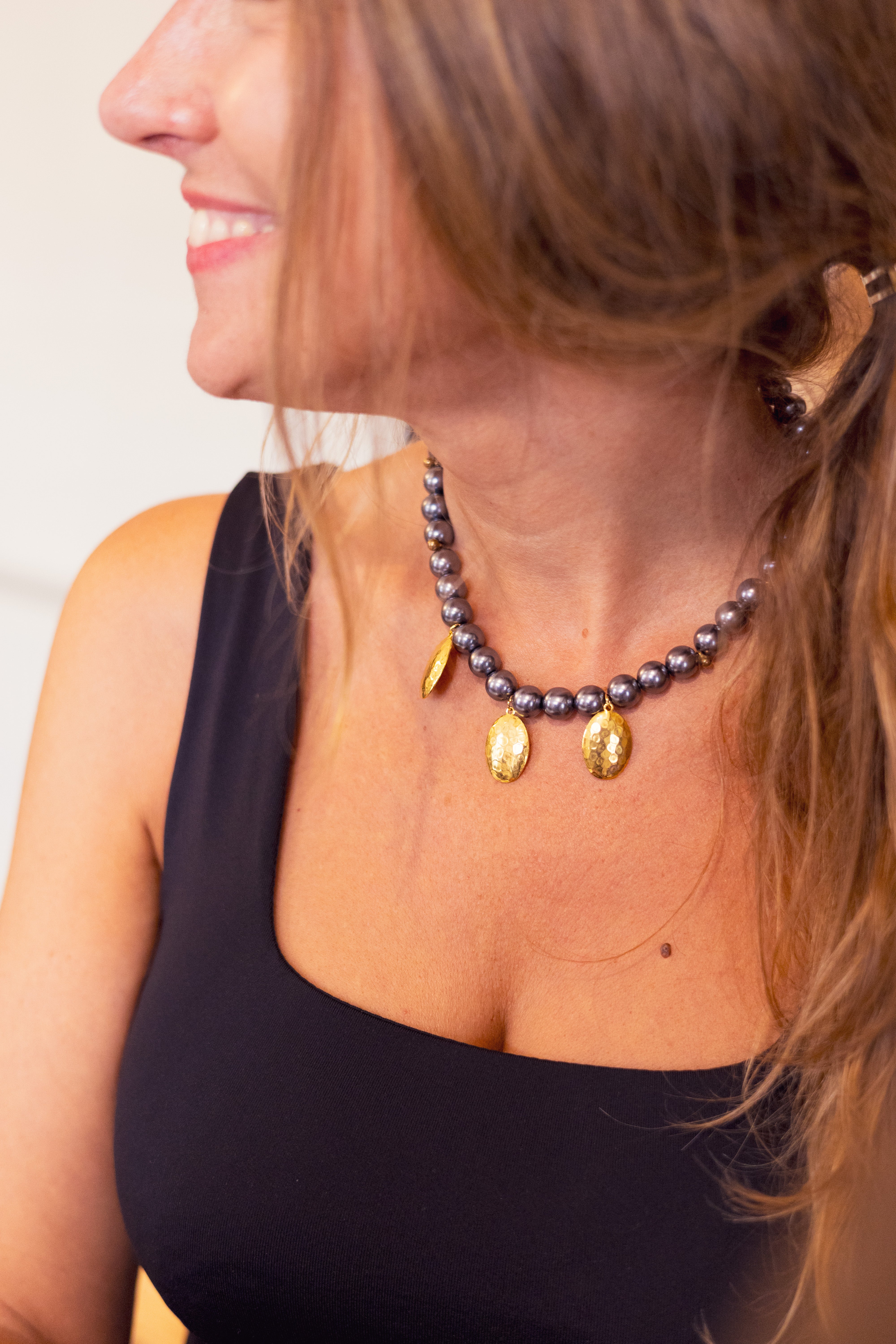 Collier upcyclé en perles Soleil noir