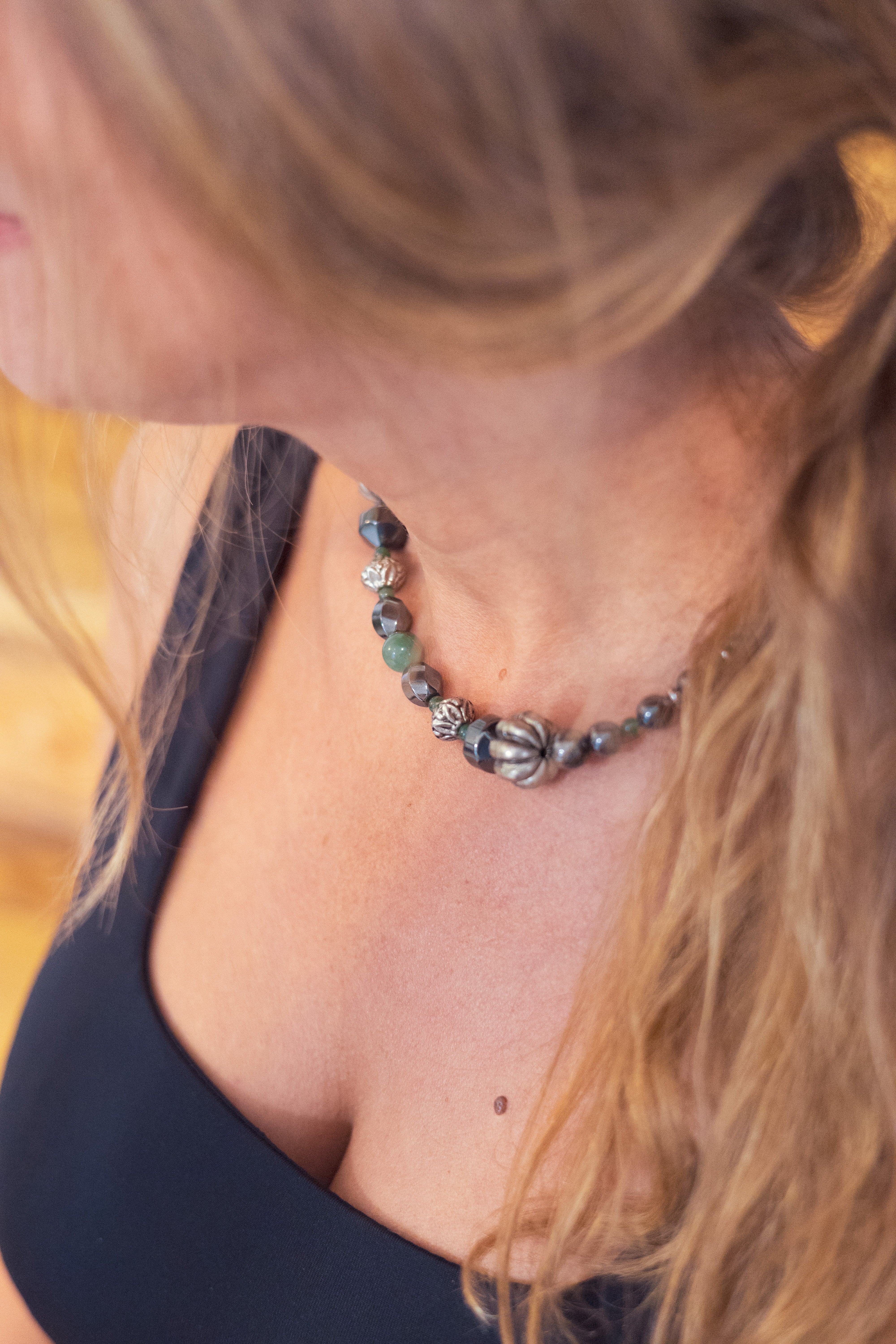Collier upcyclé en perles Forêt magnétique