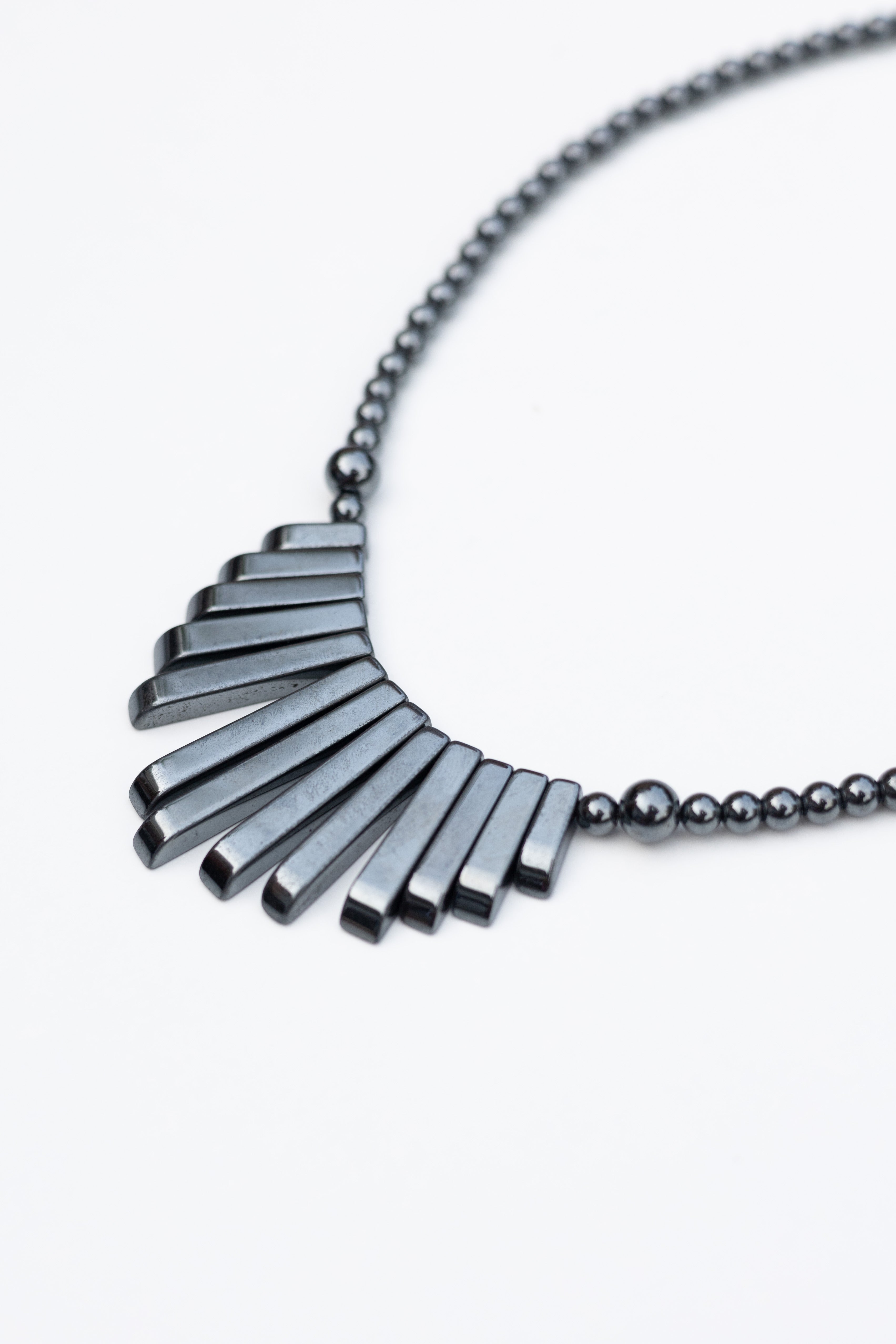 Collier upcyclé en perles Graphite