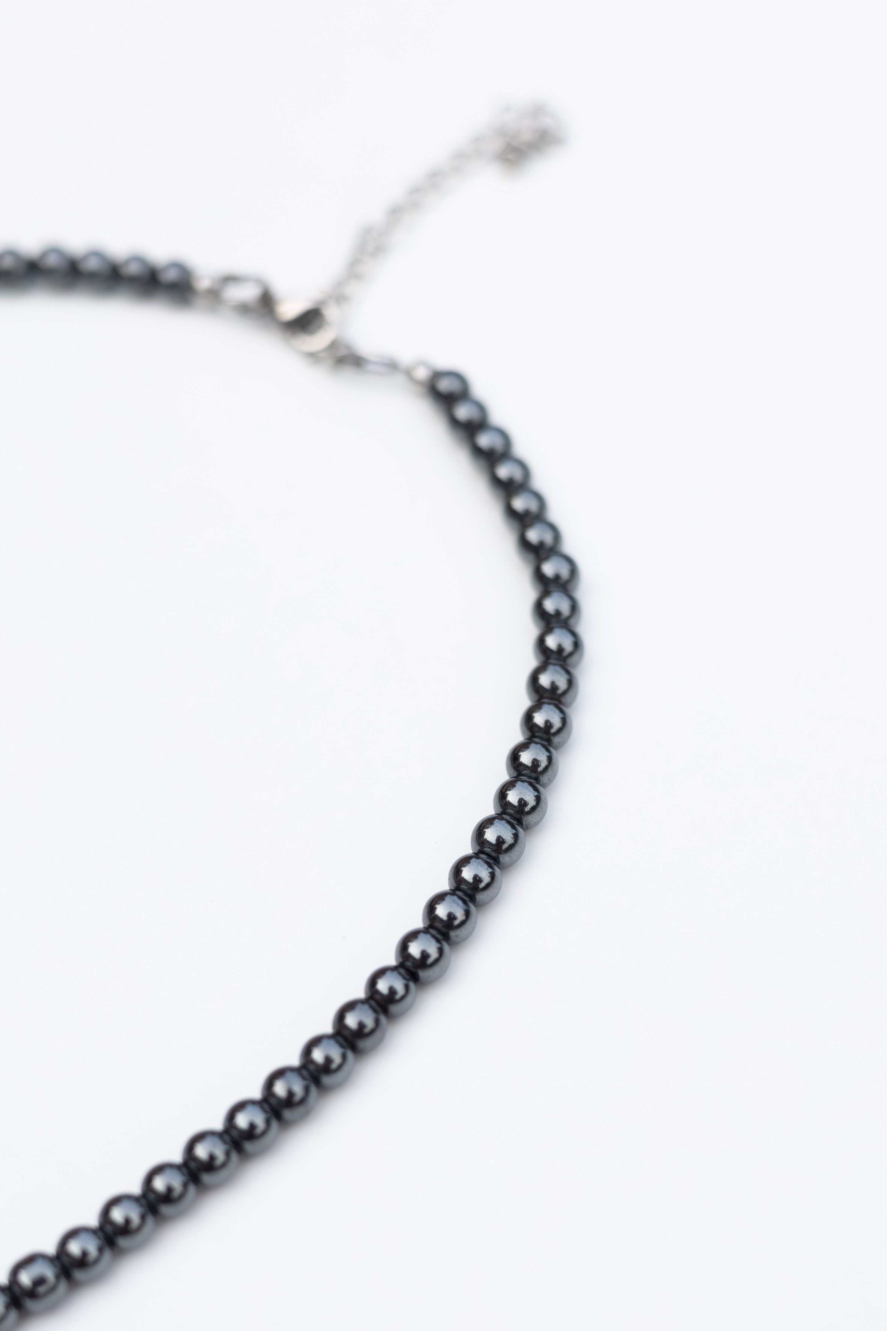 Collier upcyclé en perles Graphite