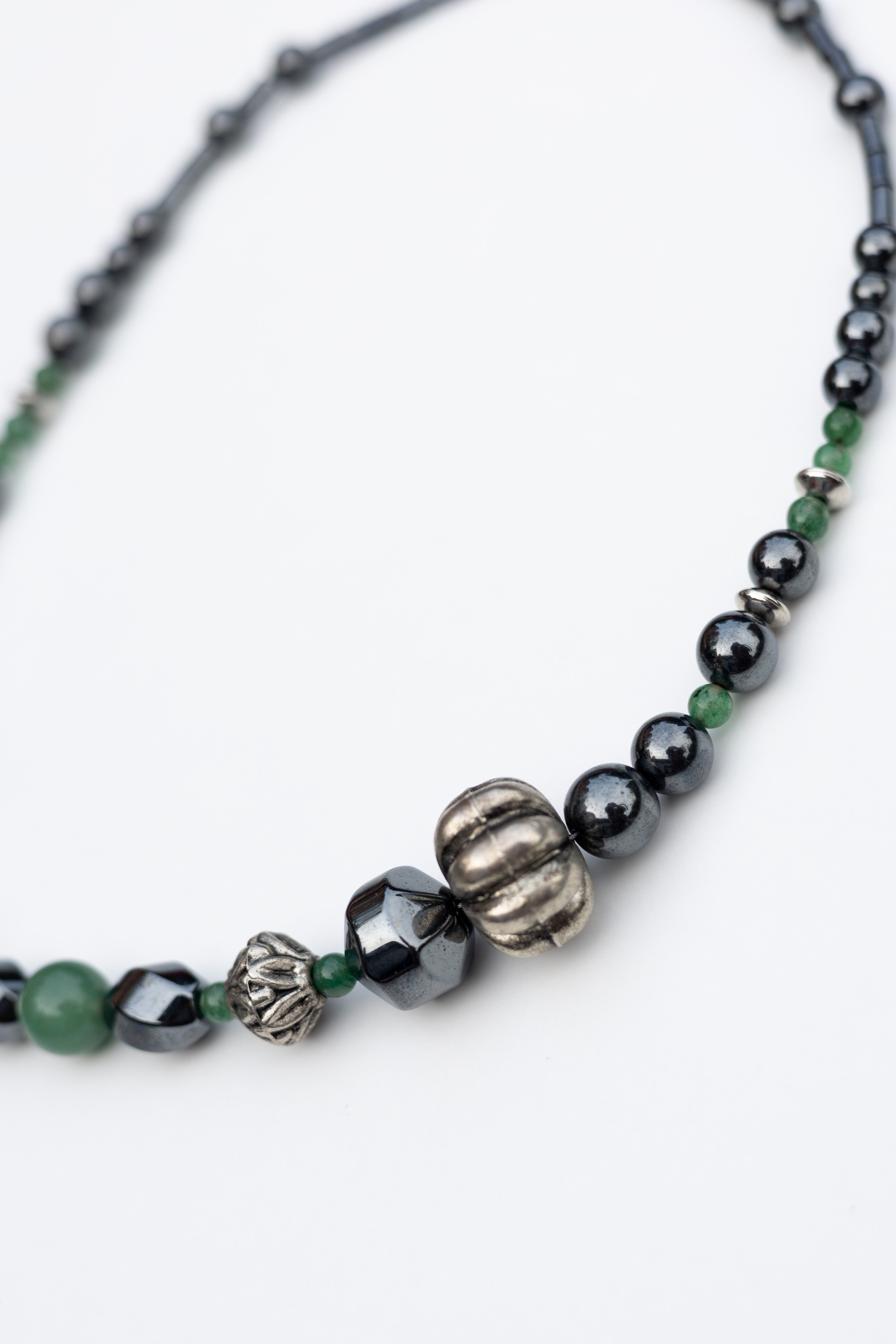 Collier upcyclé en perles Forêt magnétique