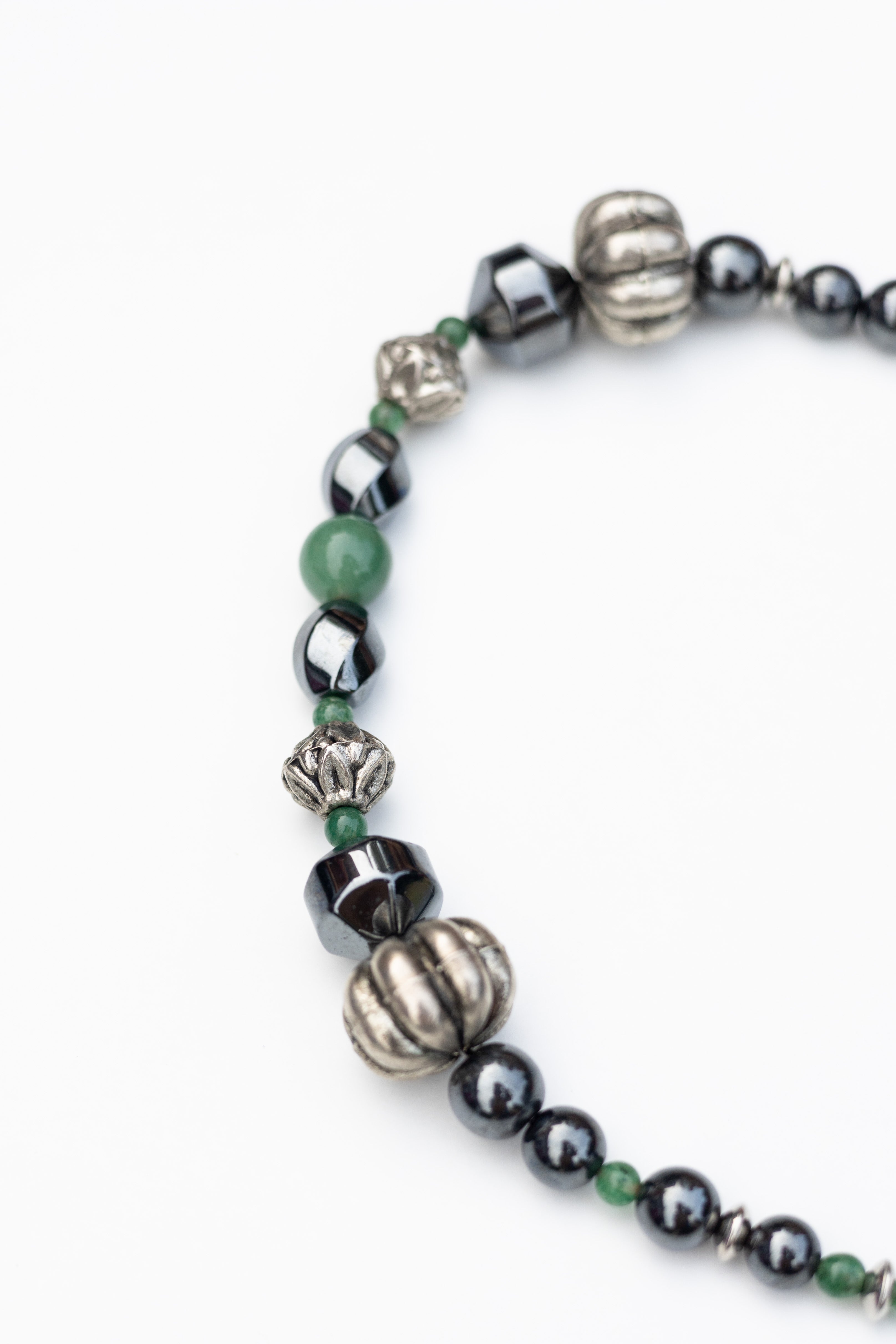 Collier upcyclé en perles Forêt magnétique