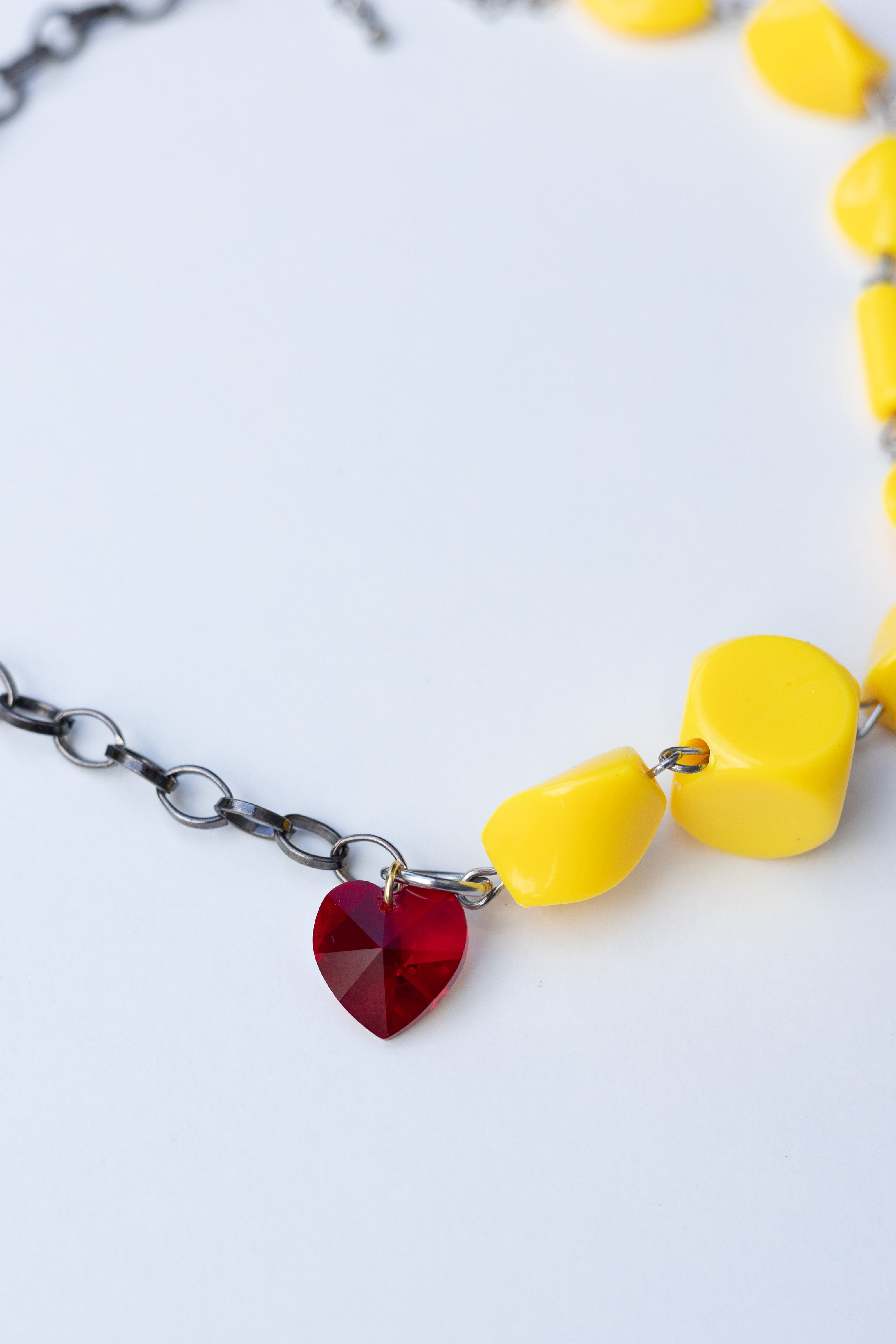 Collier Cœur grenat & jaune pop