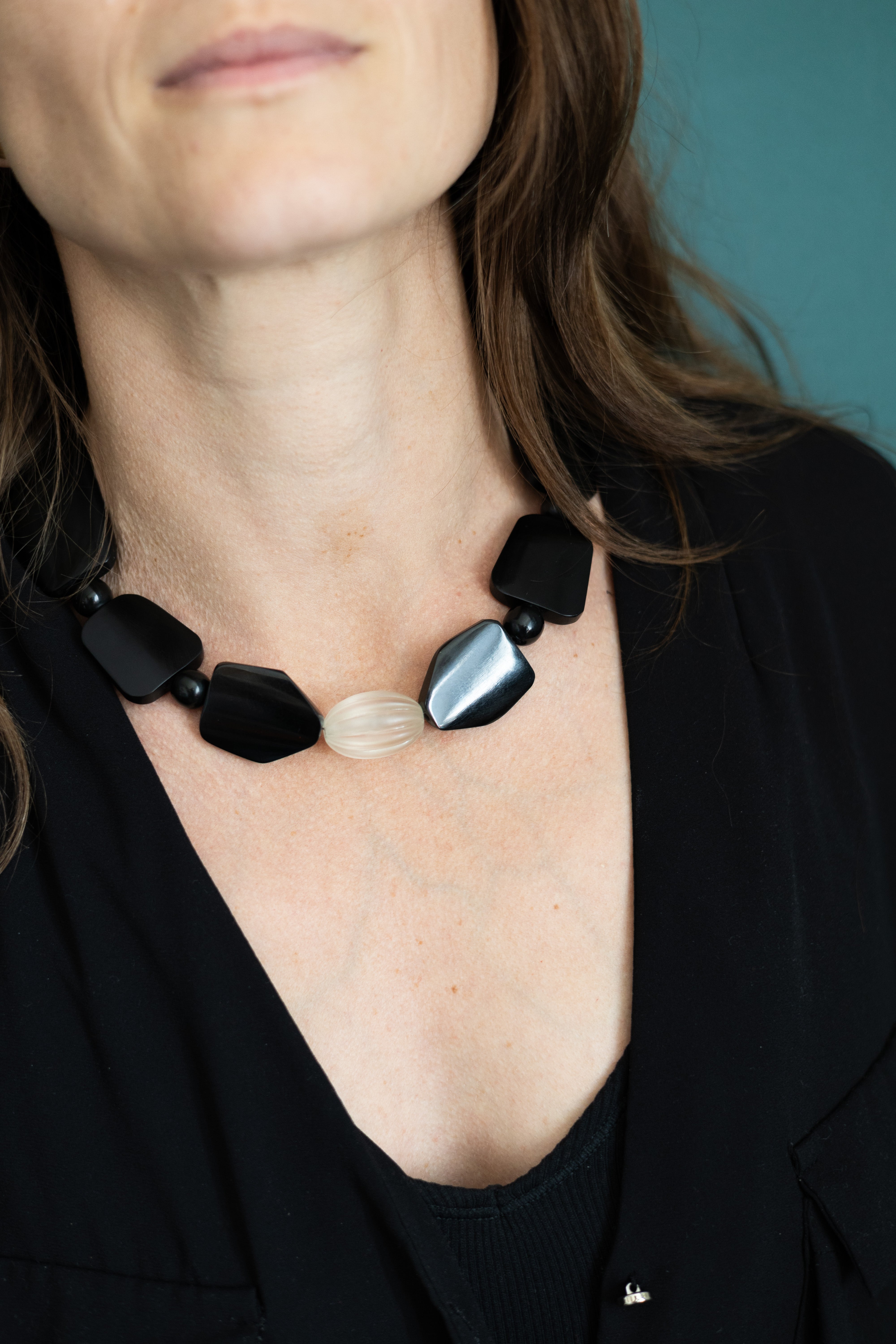 Collier upcyclé en perles Noir Sculpture